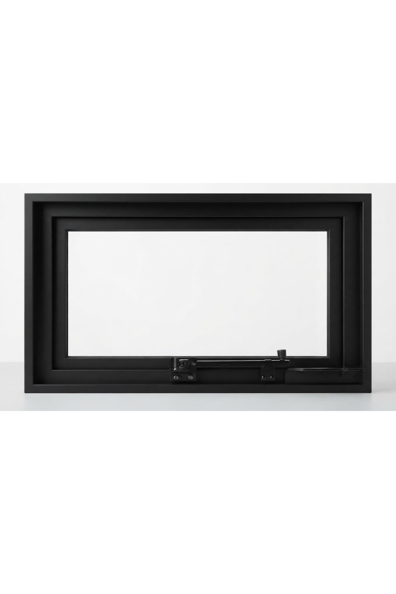 Inserto de chimenea rectangular con marco negro o panel de ventana sobre una pared blanca.