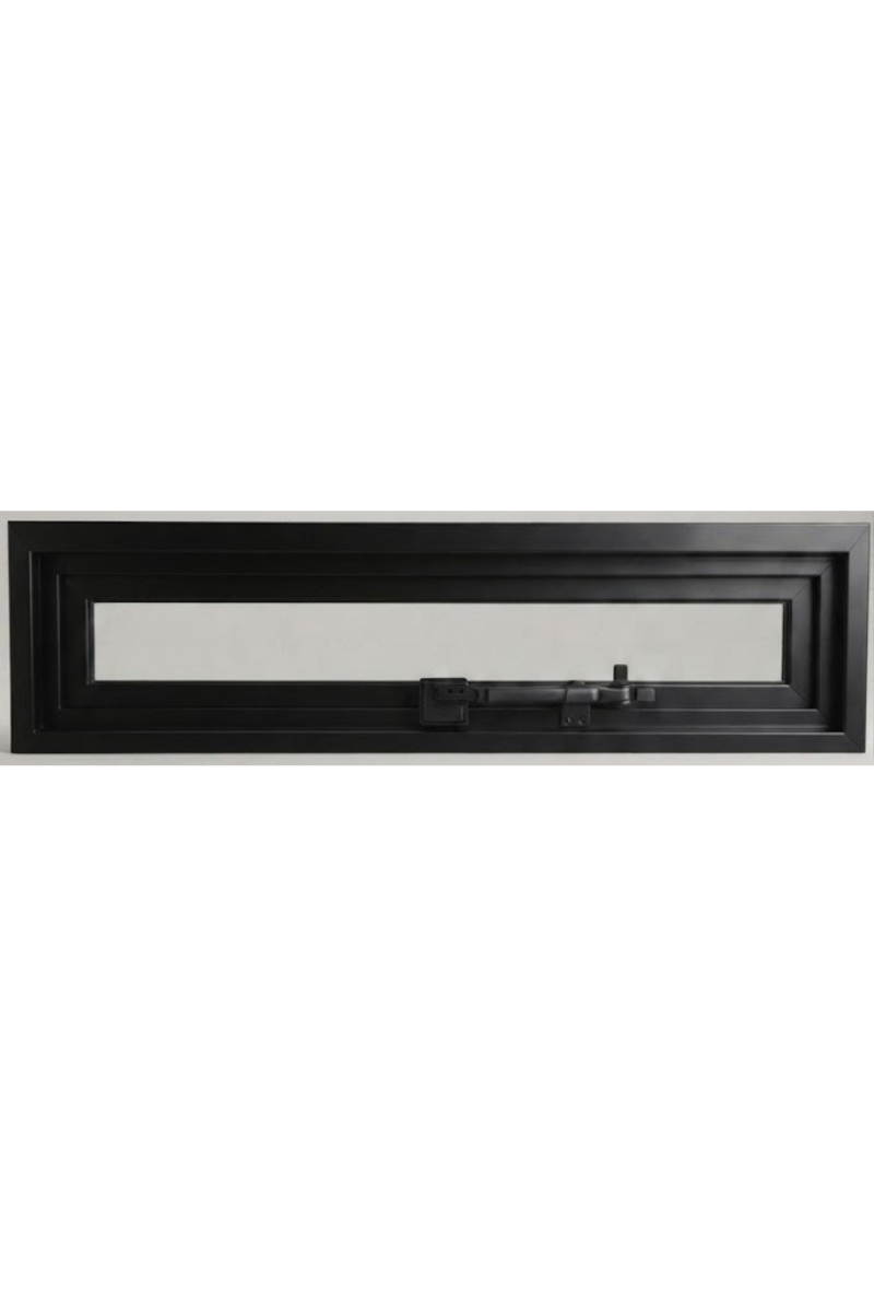 Rejilla de ventilación rectangular blanca con un pequeño pestillo negro, centrada en una pared clara.