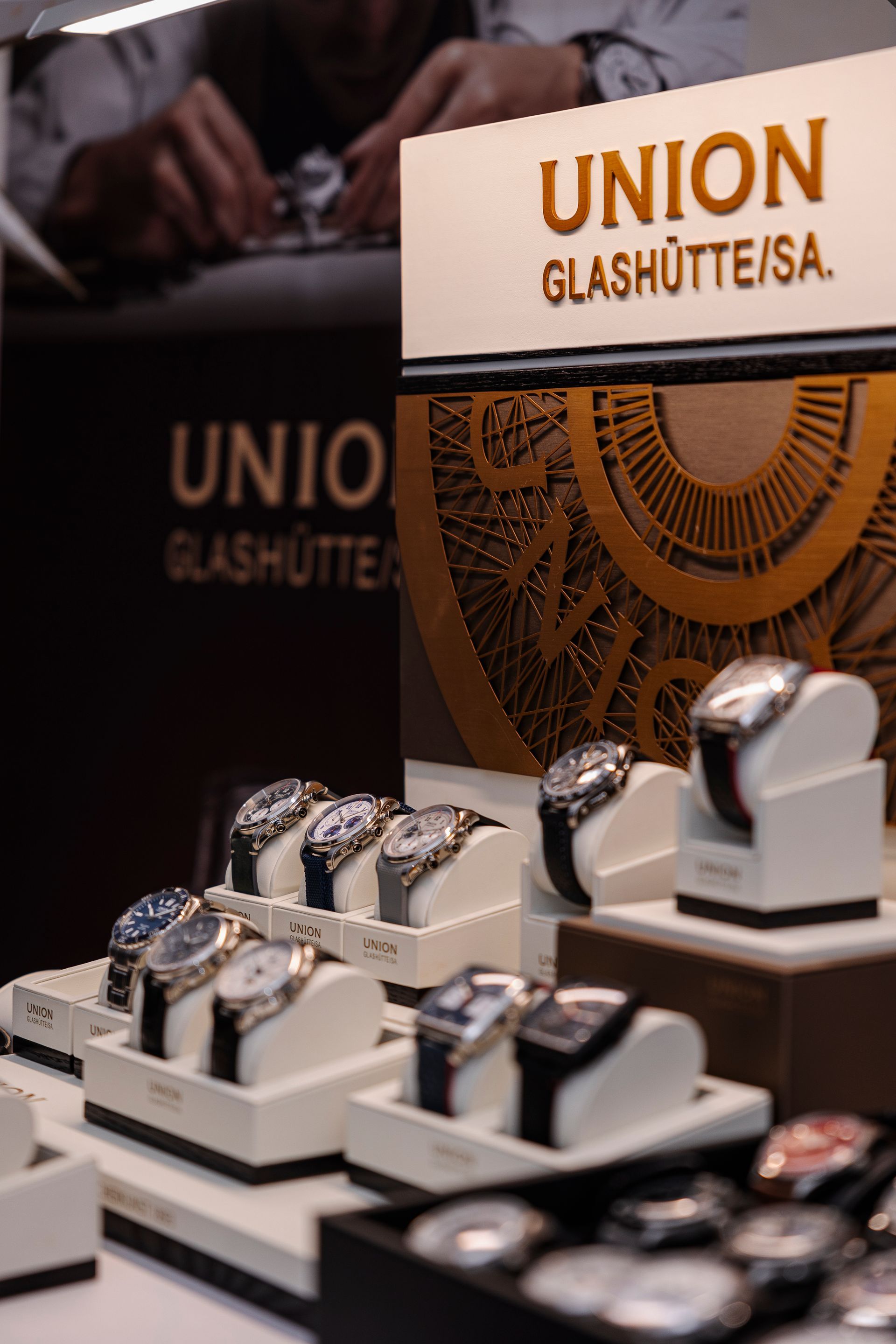 Mehrere Uhren sind unter einem Schild mit der Aufschrift „Union Glashütte“ ausgestellt