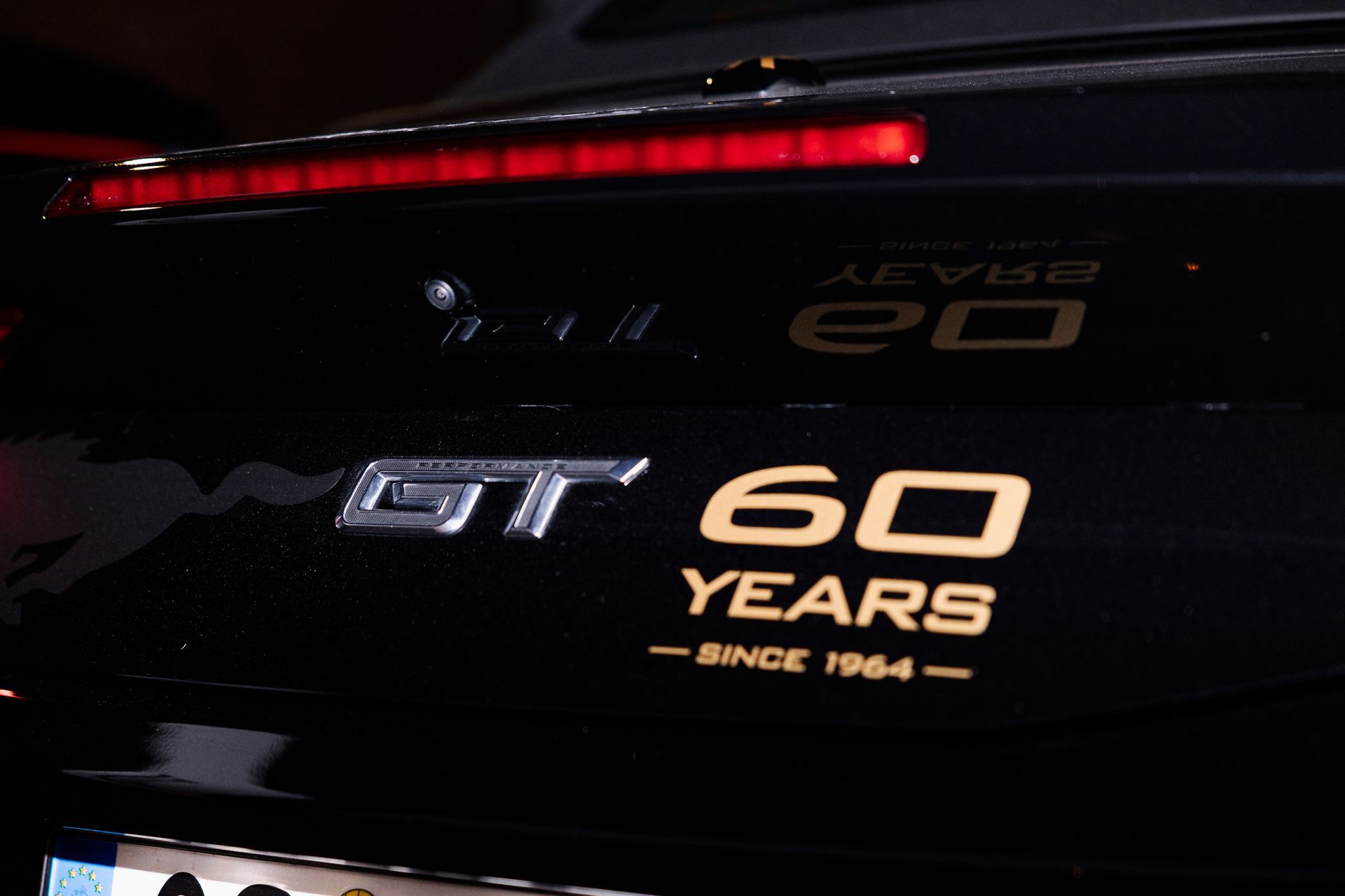 Ein schwarzes Auto mit einem Aufkleber mit der Aufschrift „GT 60 Jahre“