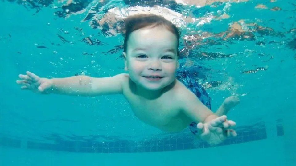 Bambino sott'acqua
