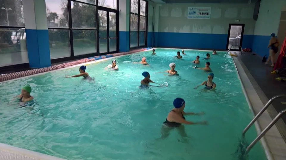 Lezione di nuoto di gruppo