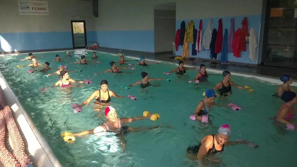 Lezione di nuoto con attrezzi