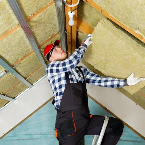 Professionele installatie en onderhoud van dakgoten en regenafvoer voor een optimale waterafvoer en dakbescherming.