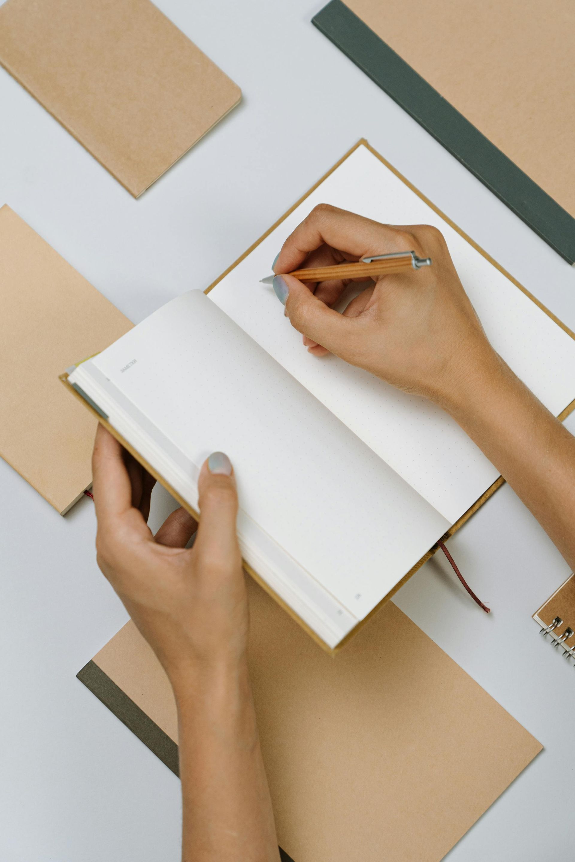 Une personne écrivant dans un cahier.