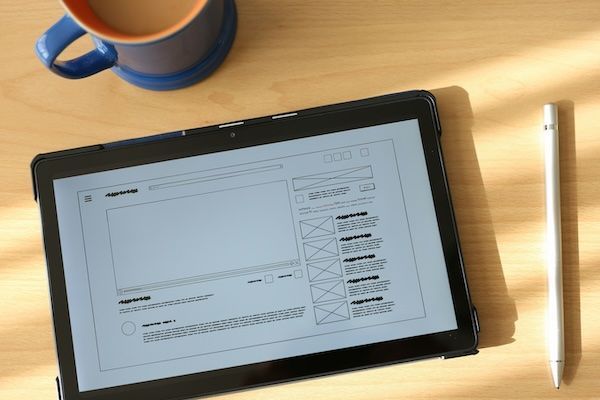 Tablette avec wireframe création de site web, IA, template, sur mesure.