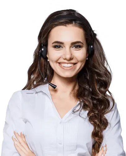Atendente de suporte ao cliente sorridente, usando fone de ouvido e camisa branca, em pé com os braços cruzados.