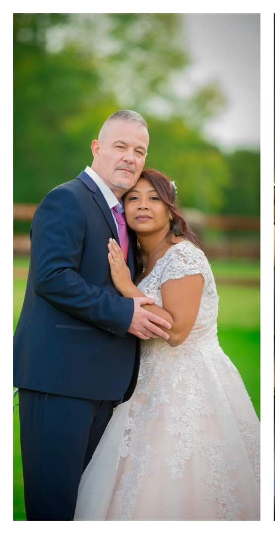 Une mariée et un marié posent pour une photo le jour de leur mariage.