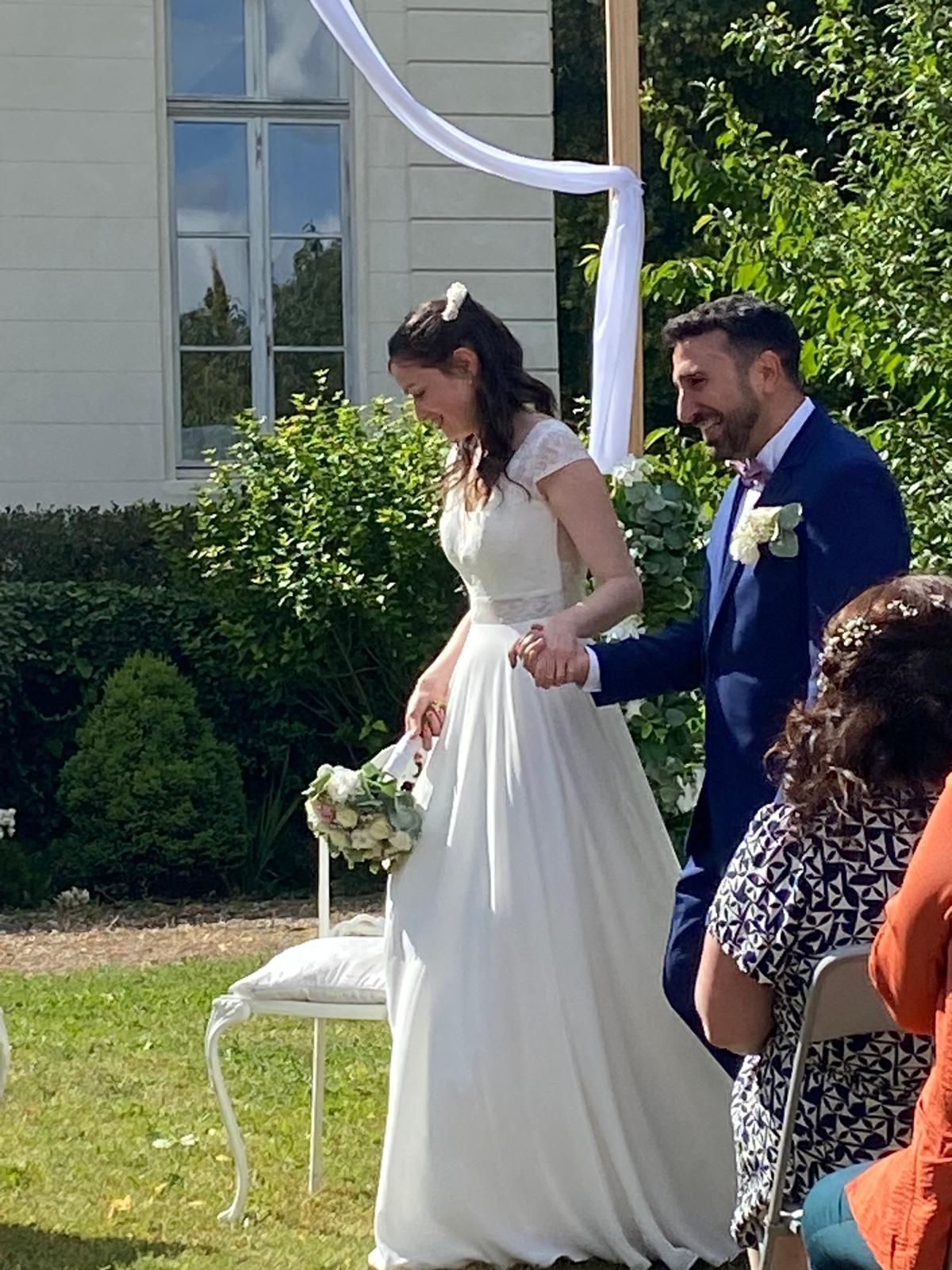 Une mariée et un marié marchent dans l'allée lors de leur mariage