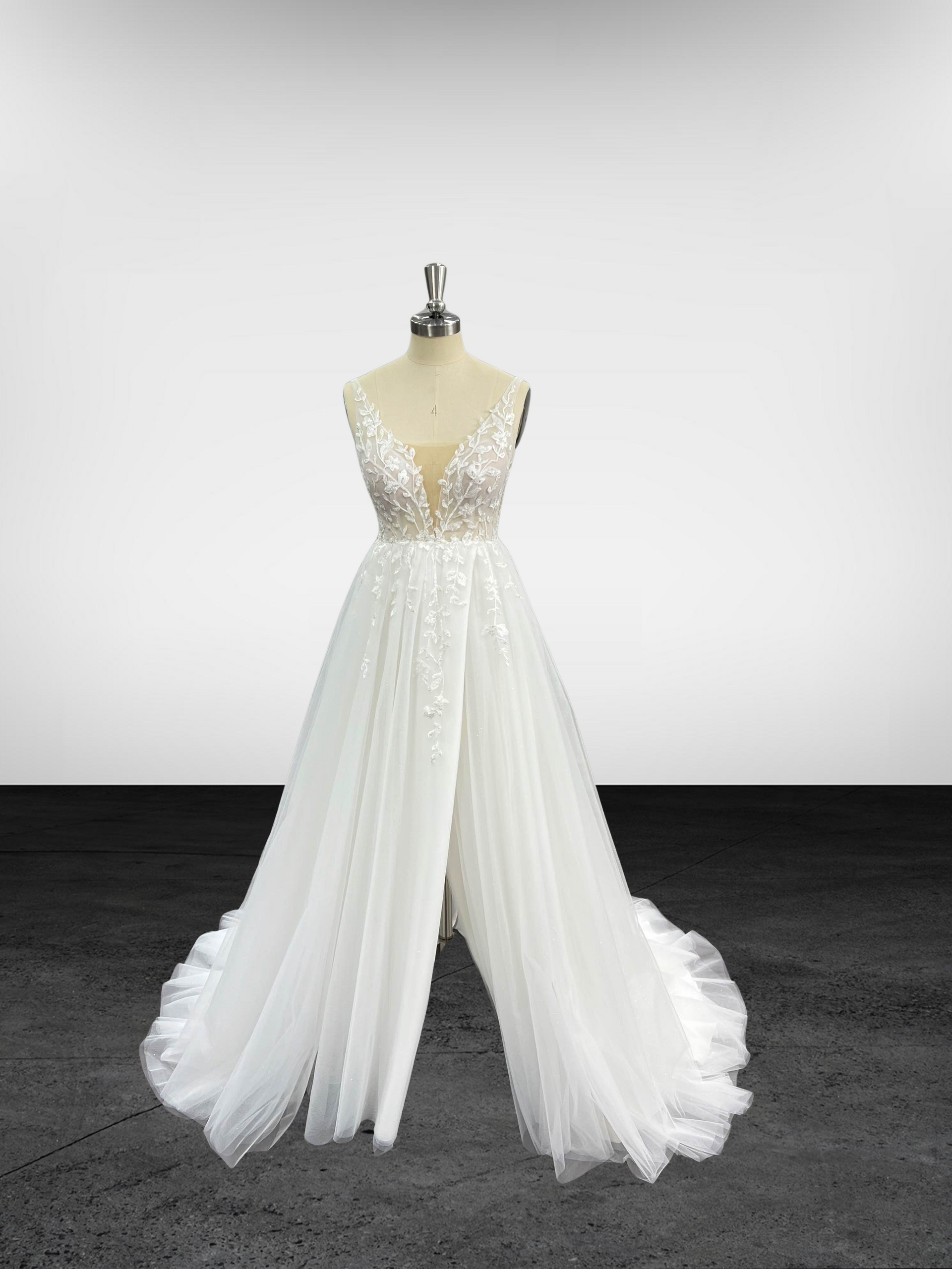 Une robe de mariée blanche est sur un mannequin dans une pièce.