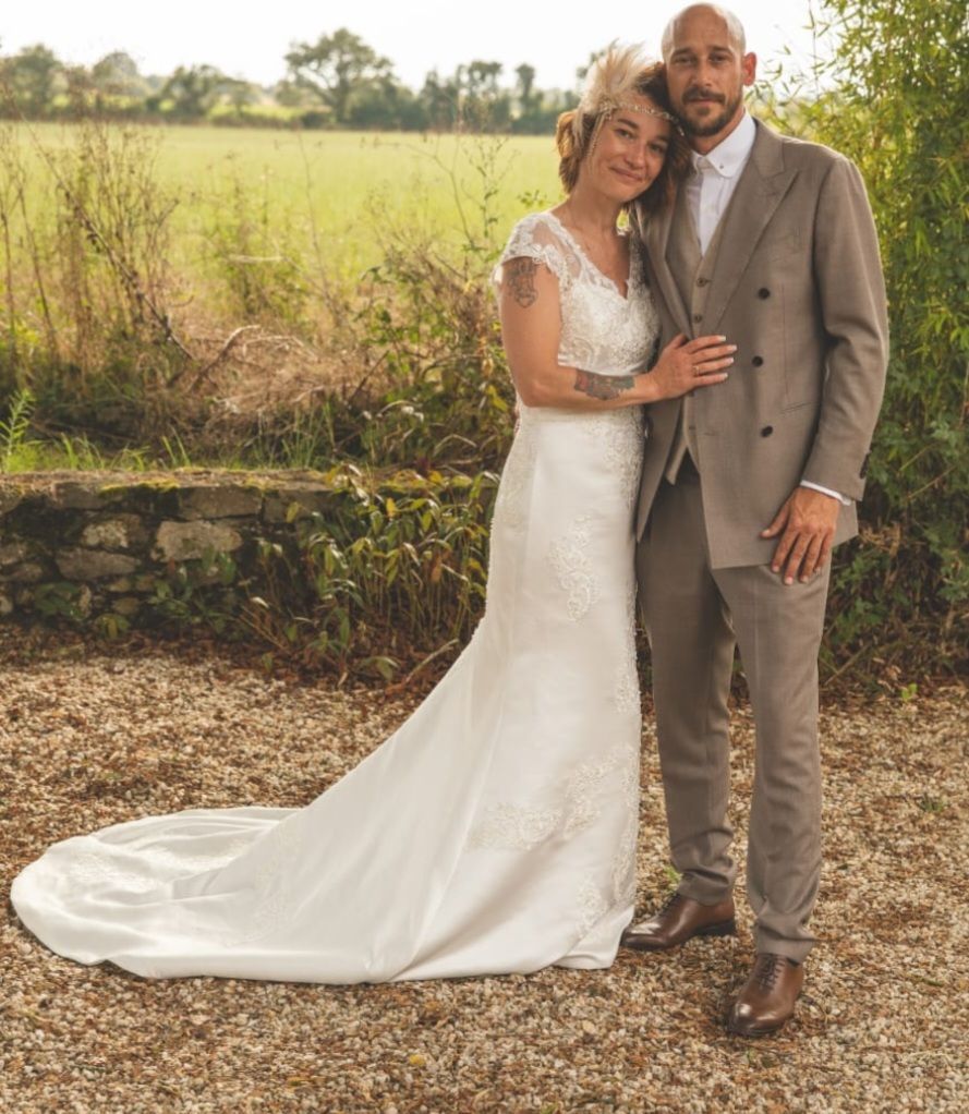 Une mariée et un marié posent pour une photo le jour de leur mariage.