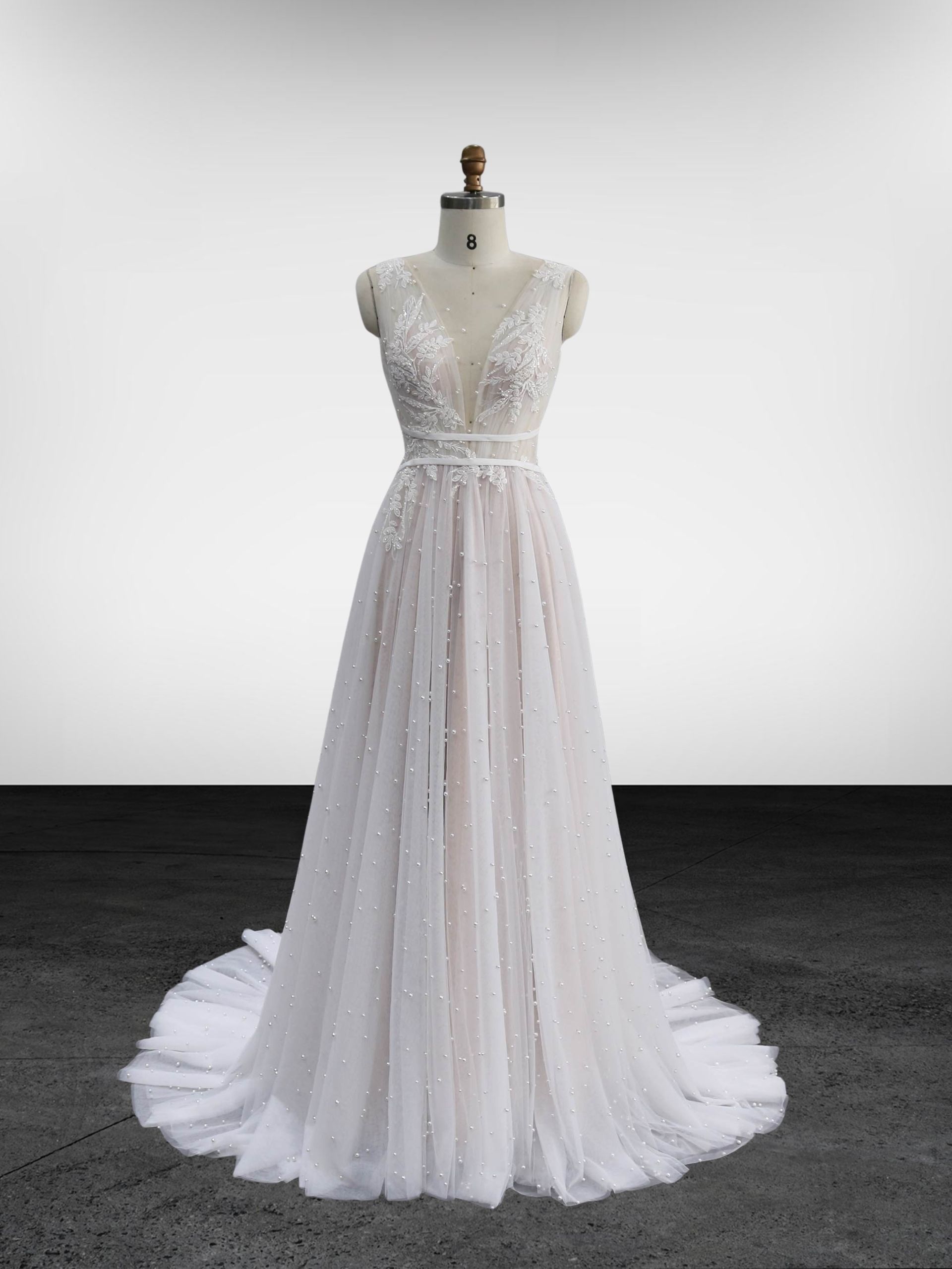 Une robe de mariée blanche est sur un mannequin.
