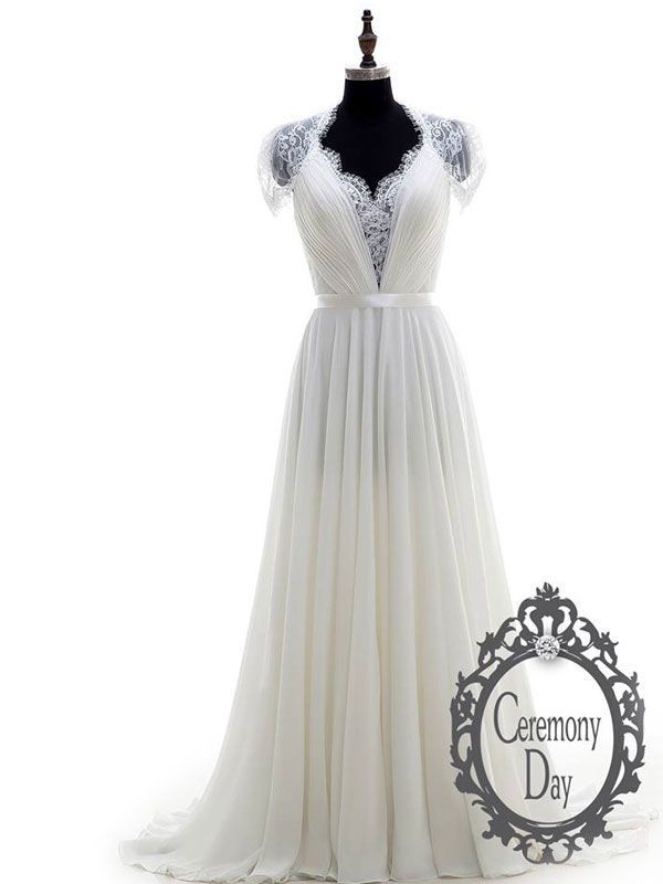 Une robe de mariée blanche est sur un mannequin.