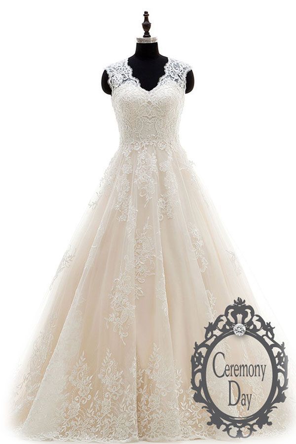 Une robe de mariée blanche est sur un mannequin.