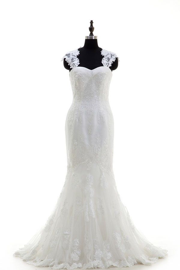 Une robe de mariée blanche est sur un mannequin sur fond blanc.