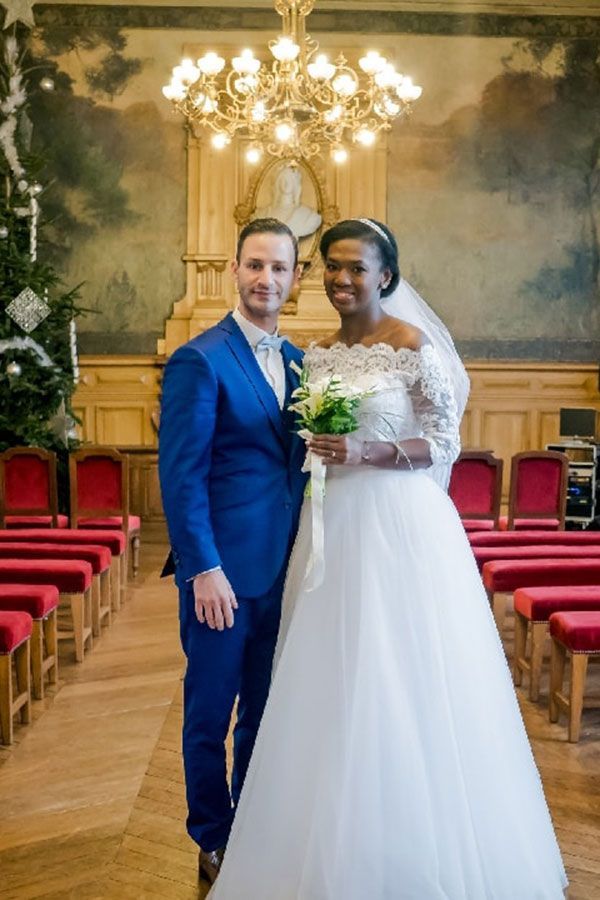 Une mariée et un marié posent pour une photo dans une église.