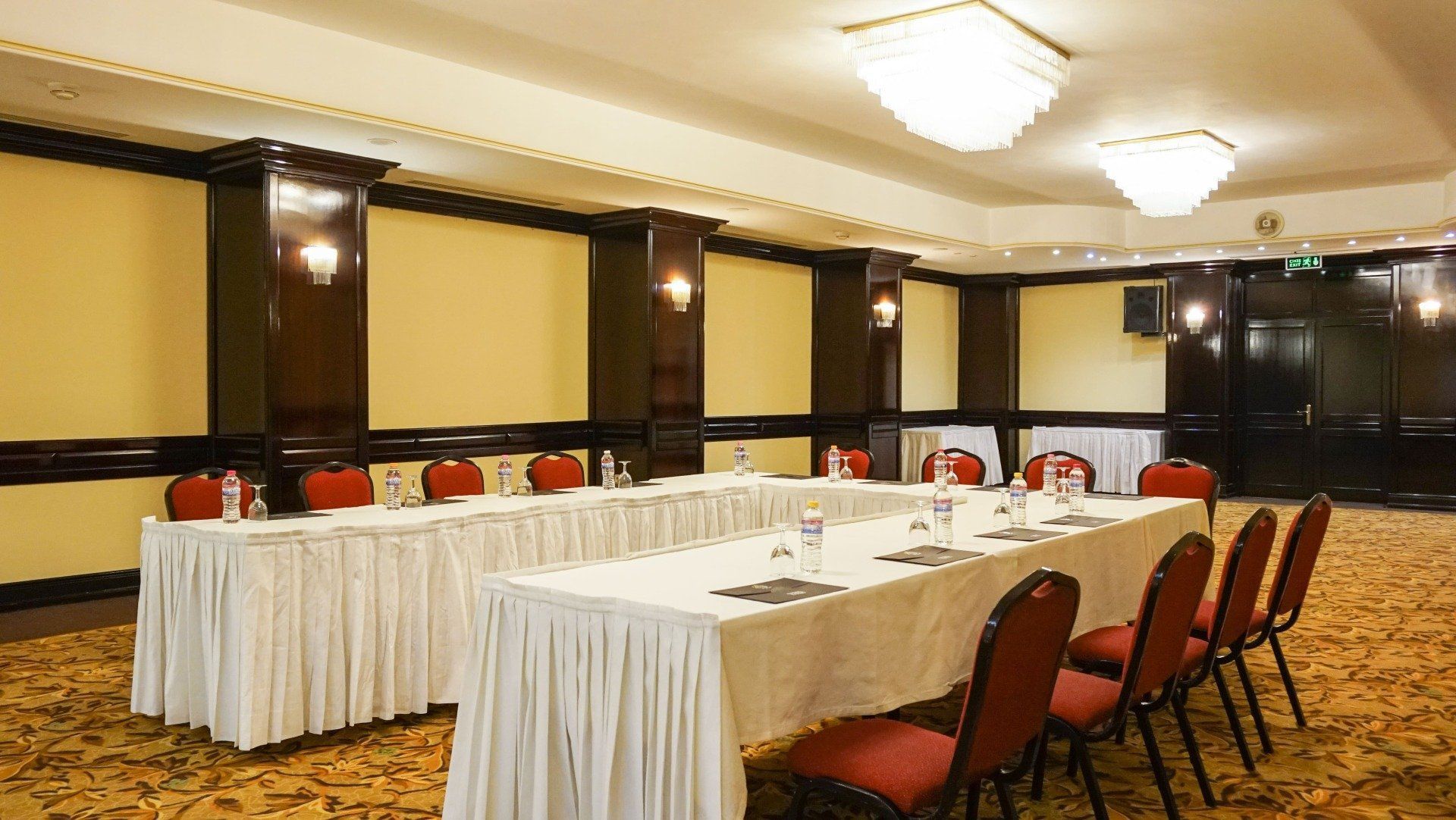 Bir toplantı için masa ve sandalyelerin ayarlandığı konferans odası | Aldino Hotel