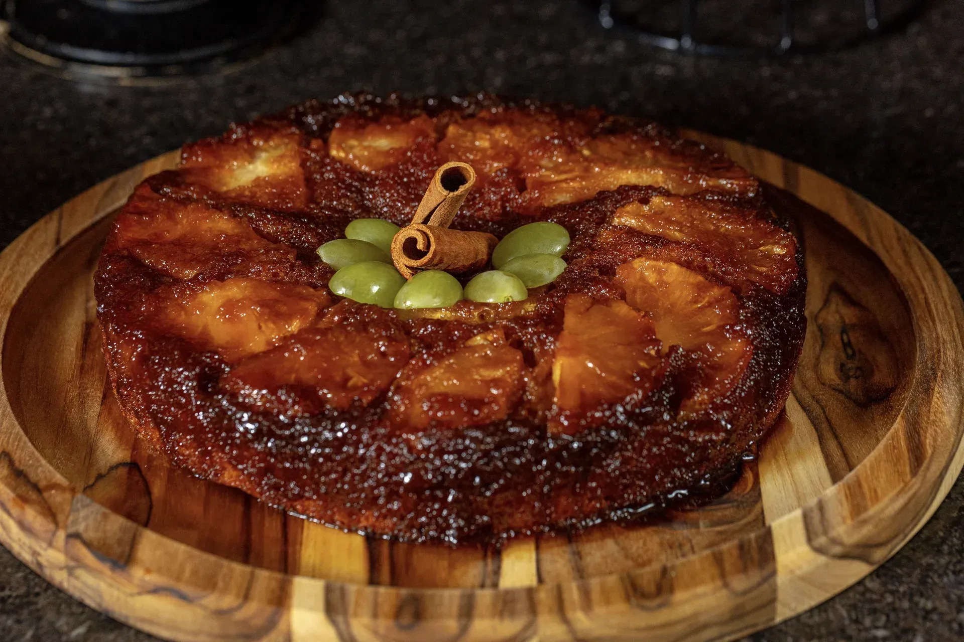 Um bolo está sobre uma tábua de corte de madeira
