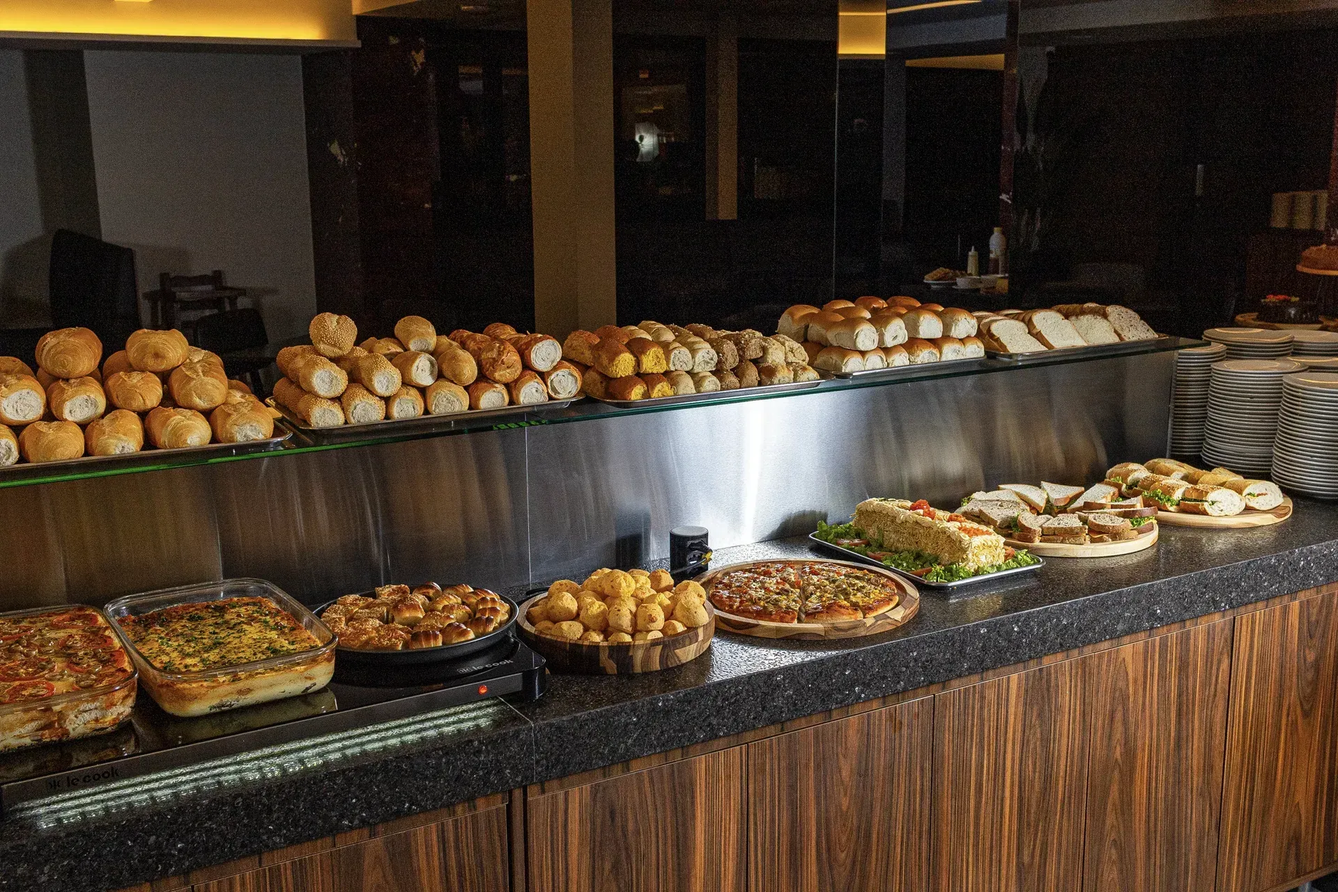 Há muitos tipos diferentes de comida no balcão.