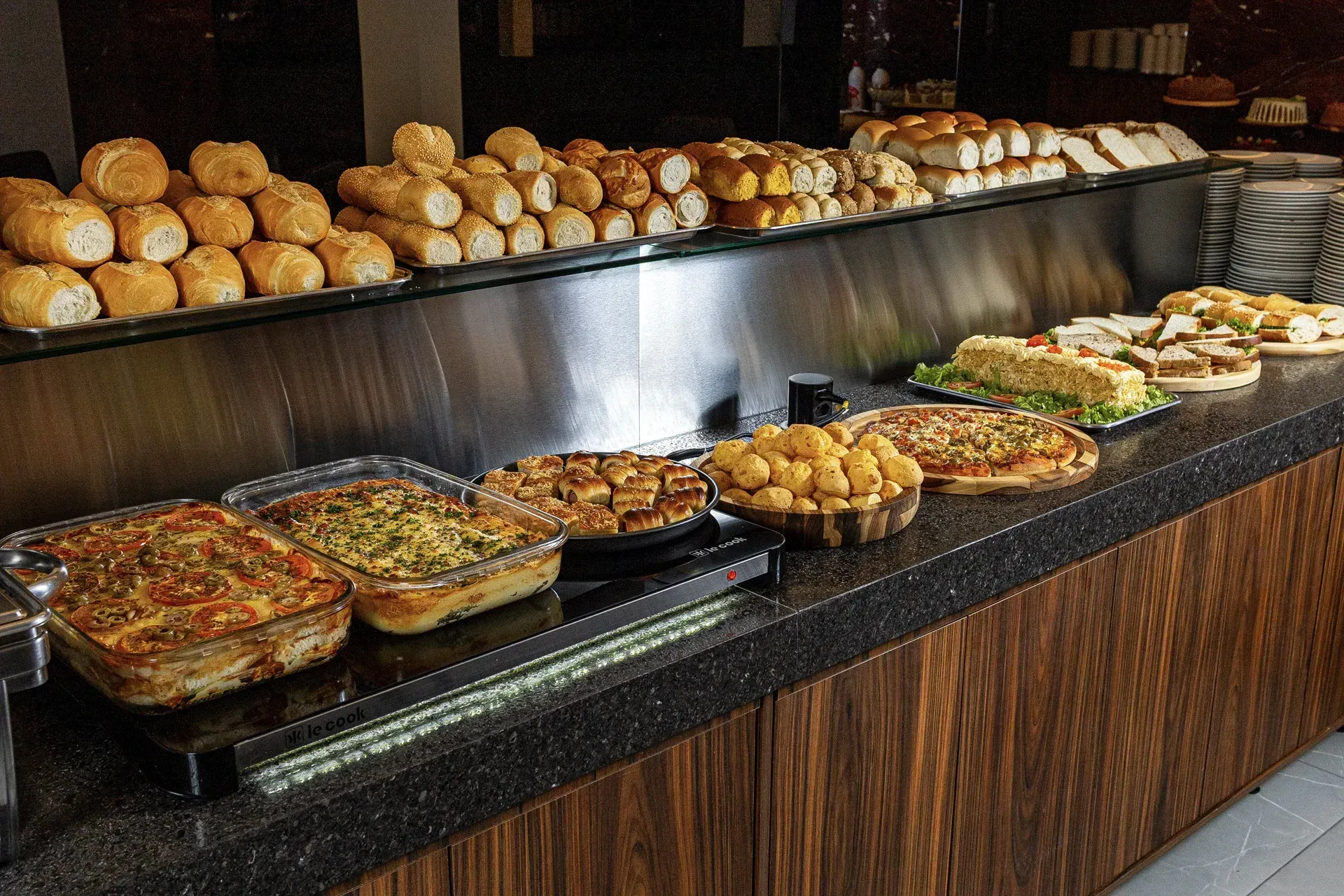 Uma linha de bufê com uma variedade de comidas