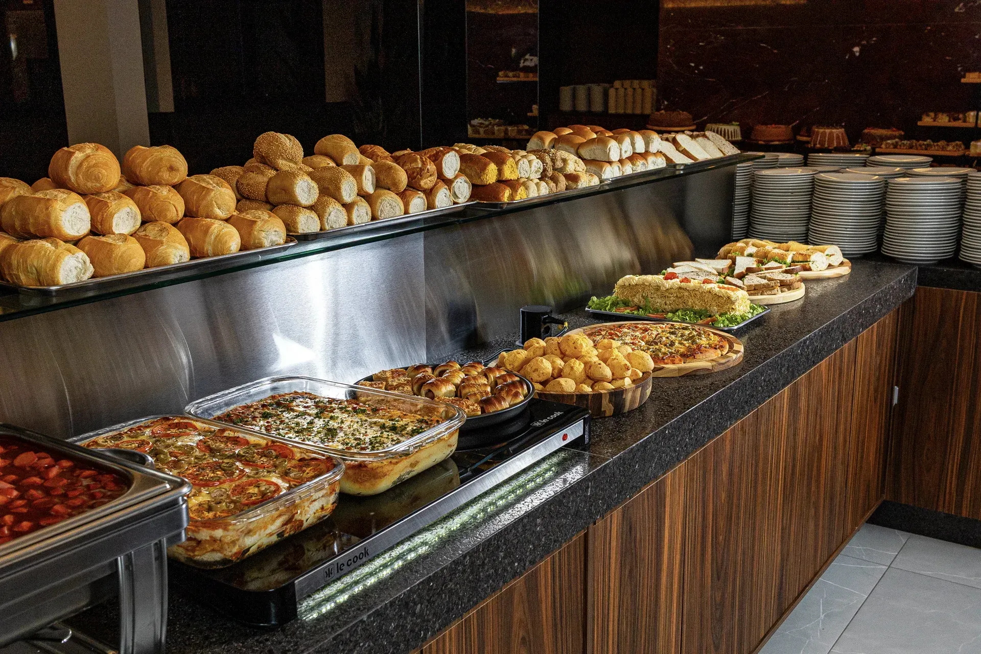 Um bufê com muita comida