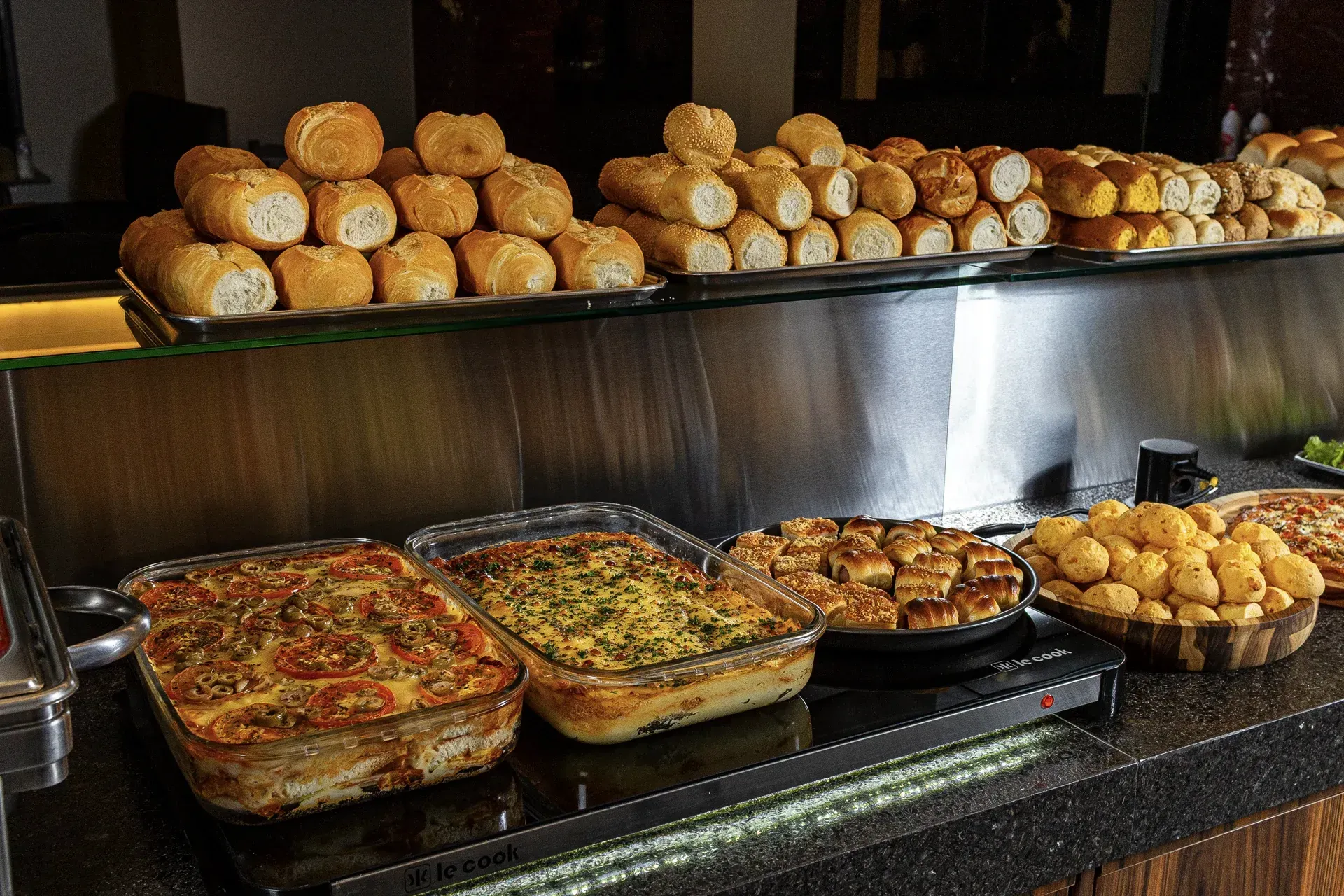 Há muitos tipos diferentes de comida no balcão.