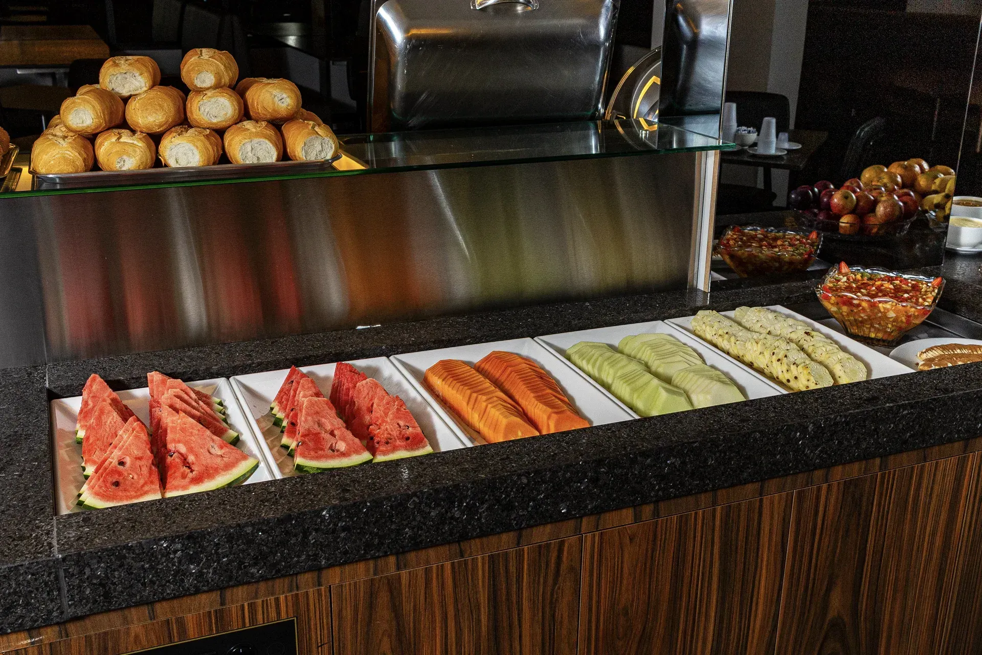 Um buffet com uma variedade de frutas e pães