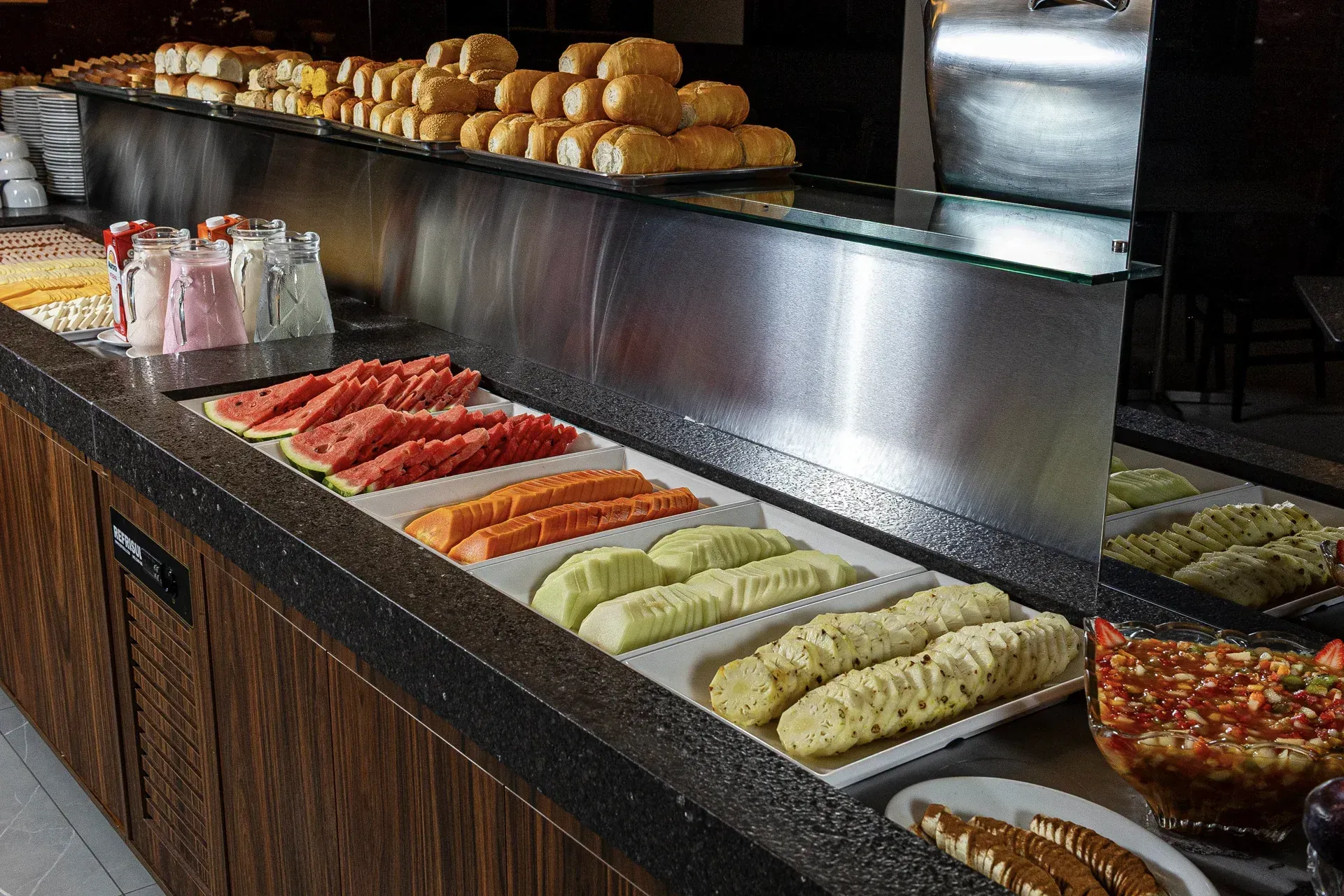 Um bufê com uma variedade de frutas e pães