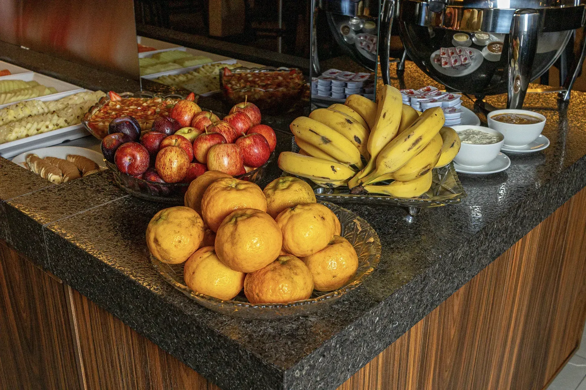 Uma mesa de bufê com um monte de frutas sobre ela