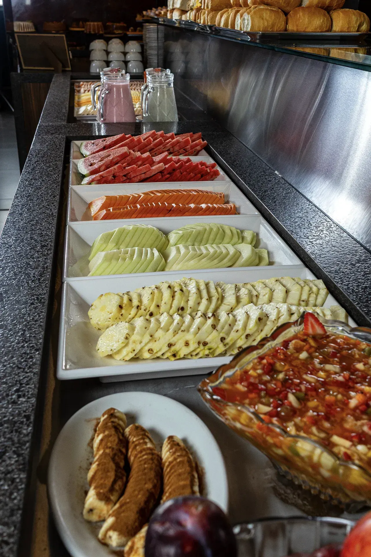Uma linha de bufê com uma variedade de frutas e vegetais