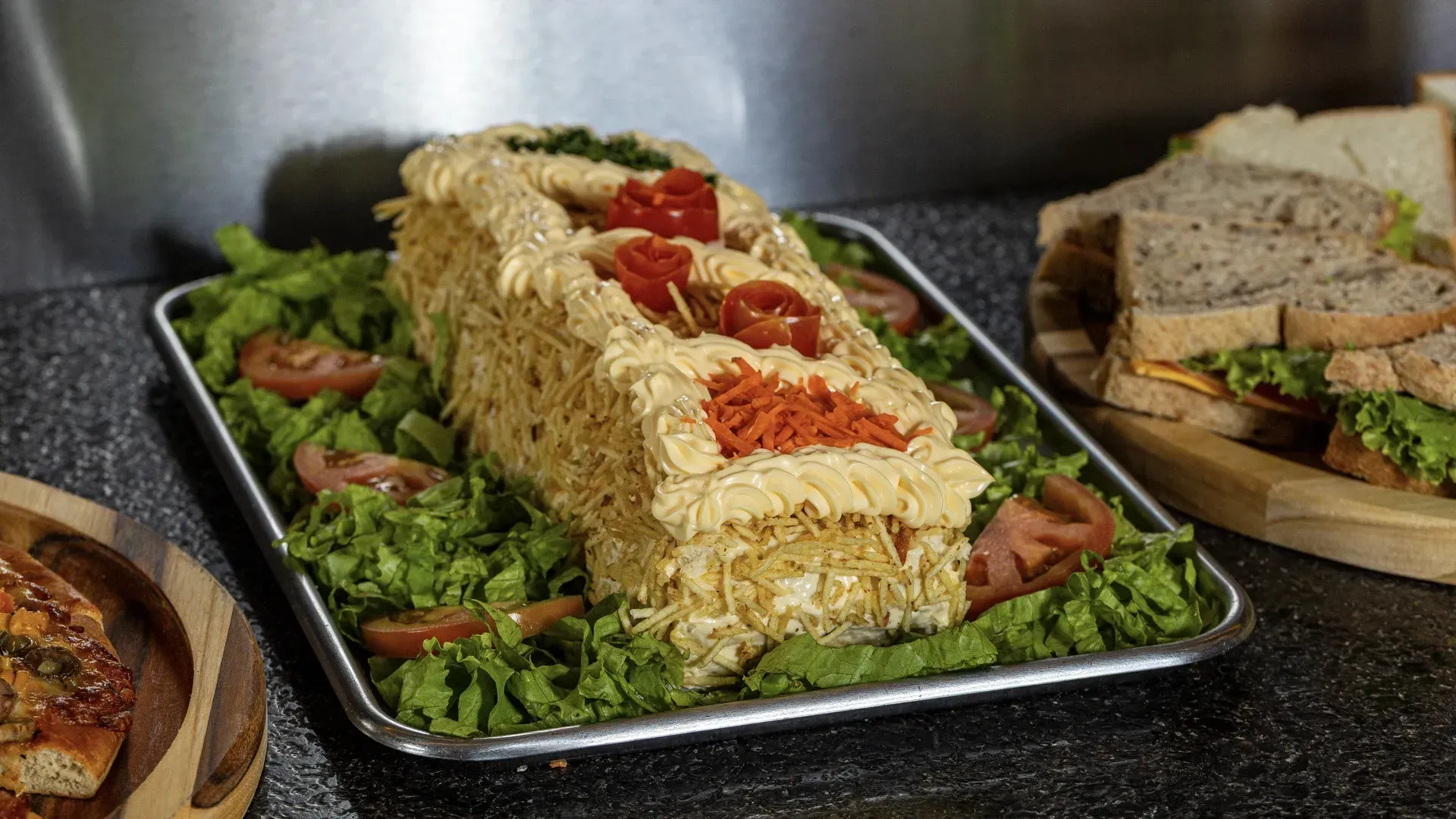 Uma bandeja de comida com sanduíches e salada sobre uma mesa.