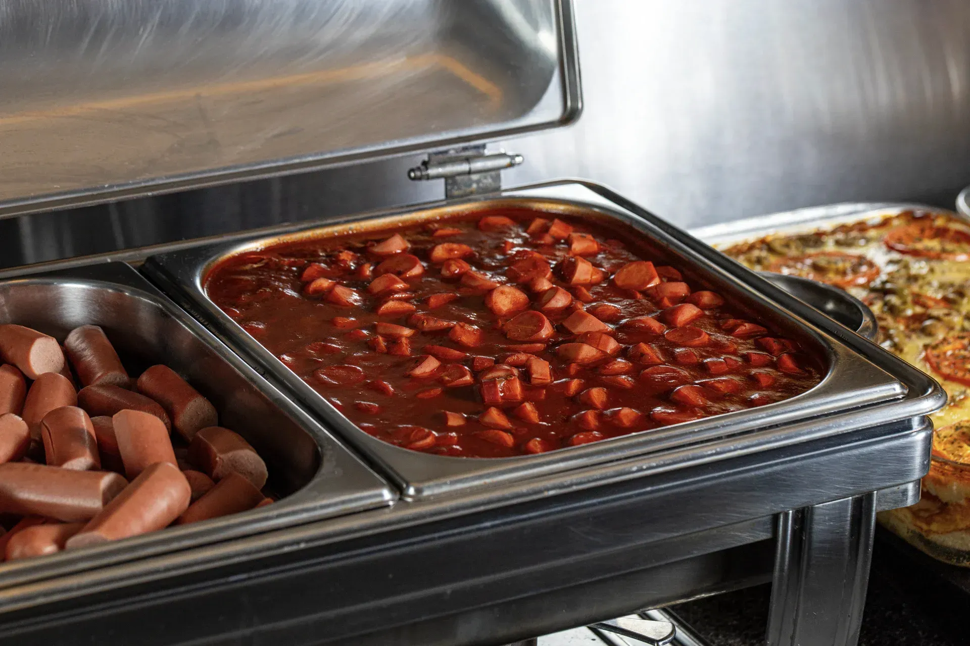 Uma bandeja de bufê cheia de cachorros-quentes e feijões