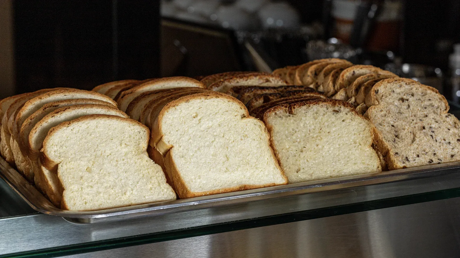 Há muitos tipos diferentes de pão na bandeja.