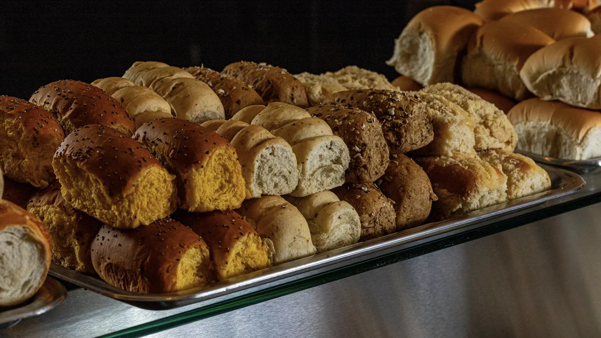 Um monte de tipos diferentes de pão em uma bandeja