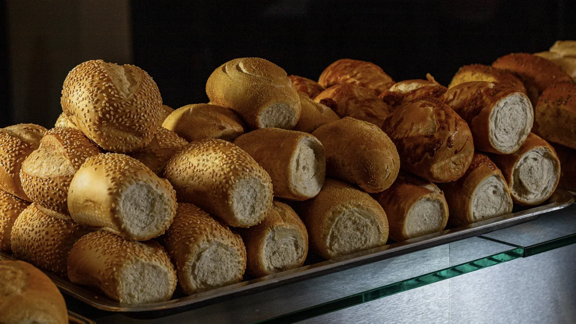Há muitos tipos diferentes de pão na bandeja.