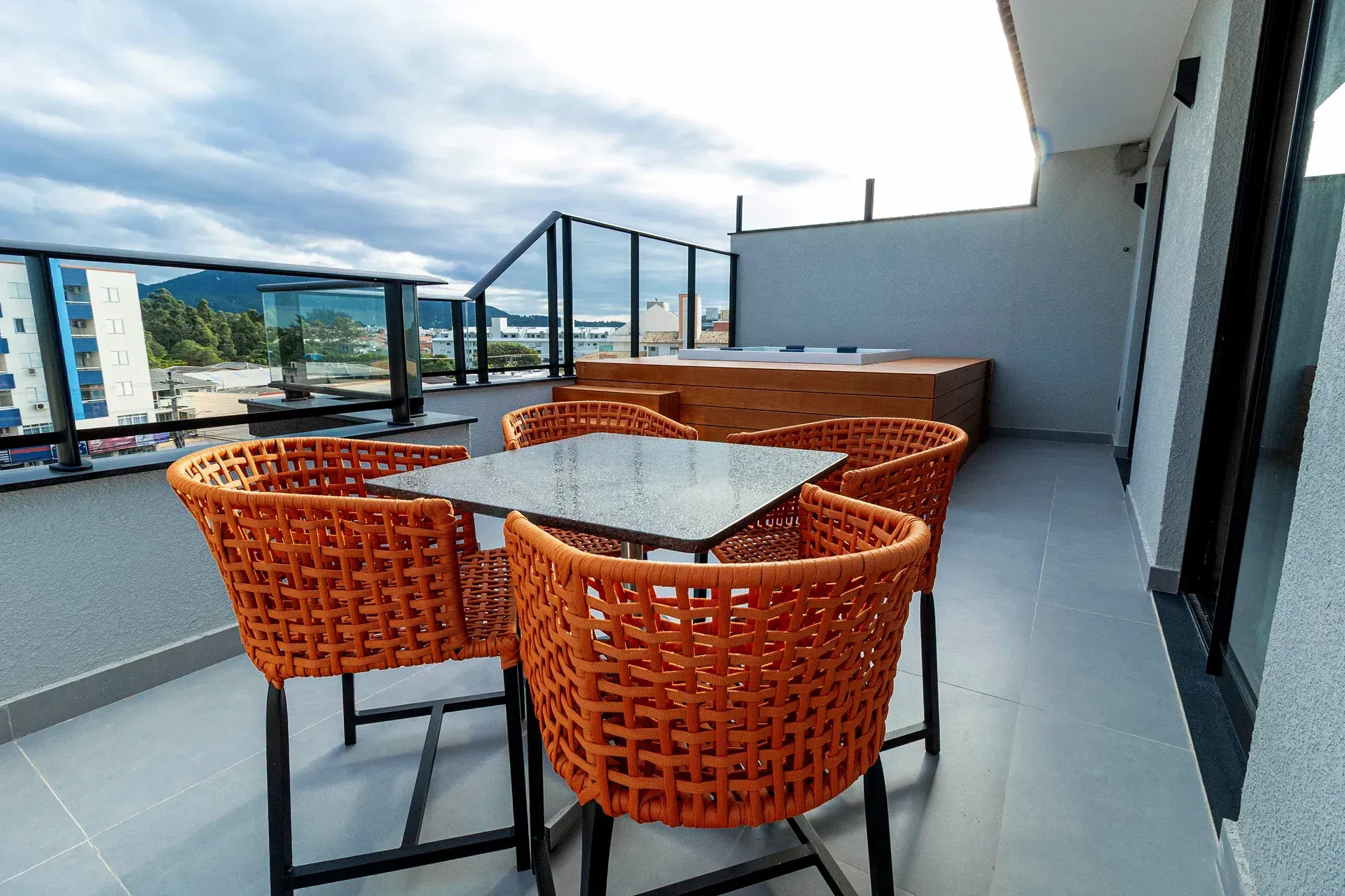 Uma varanda com uma mesa e cadeiras