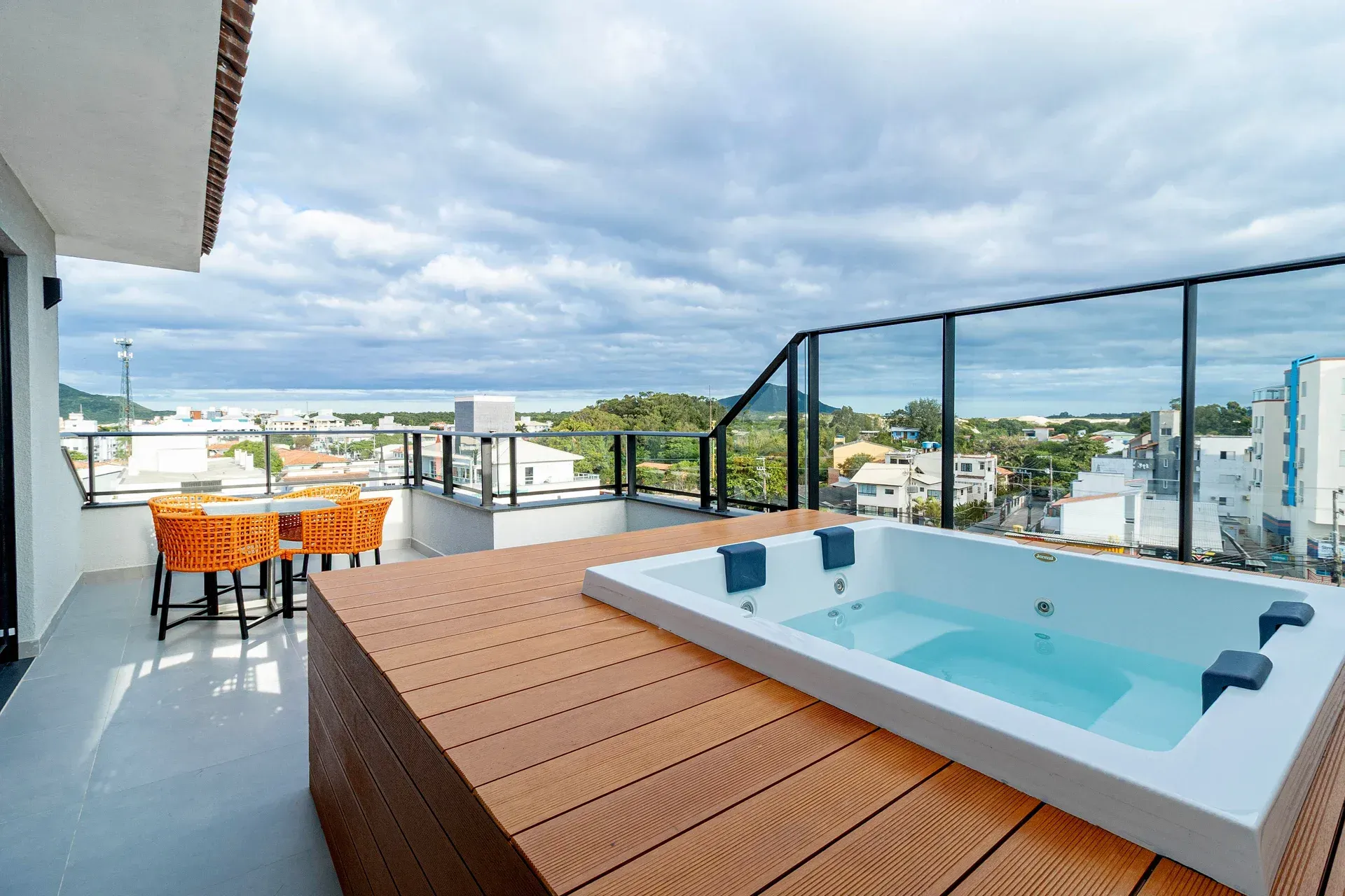 Há uma jacuzzi no telhado de um prédio com vista para o oceano.