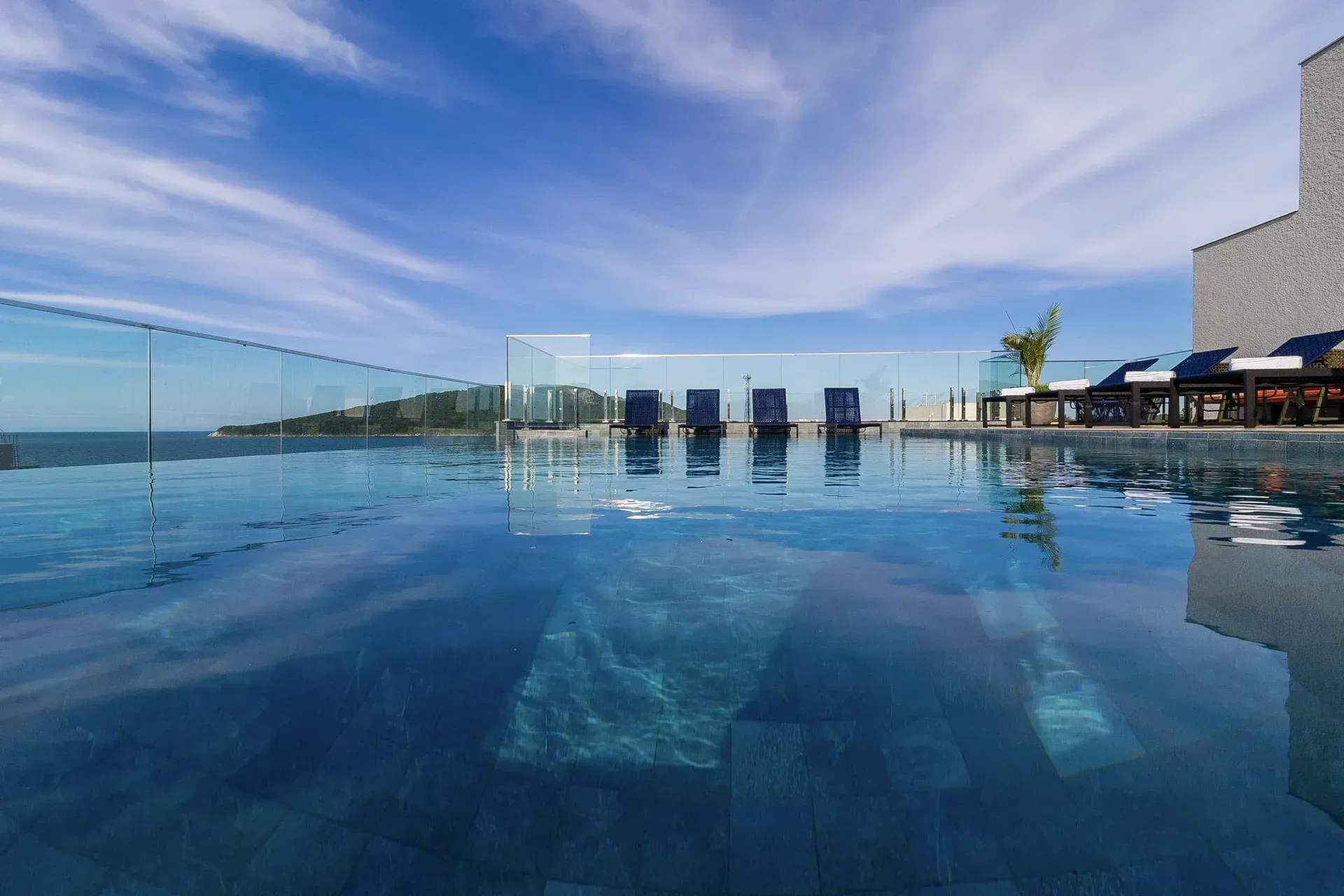 Há uma grande piscina no telhado de um prédio.