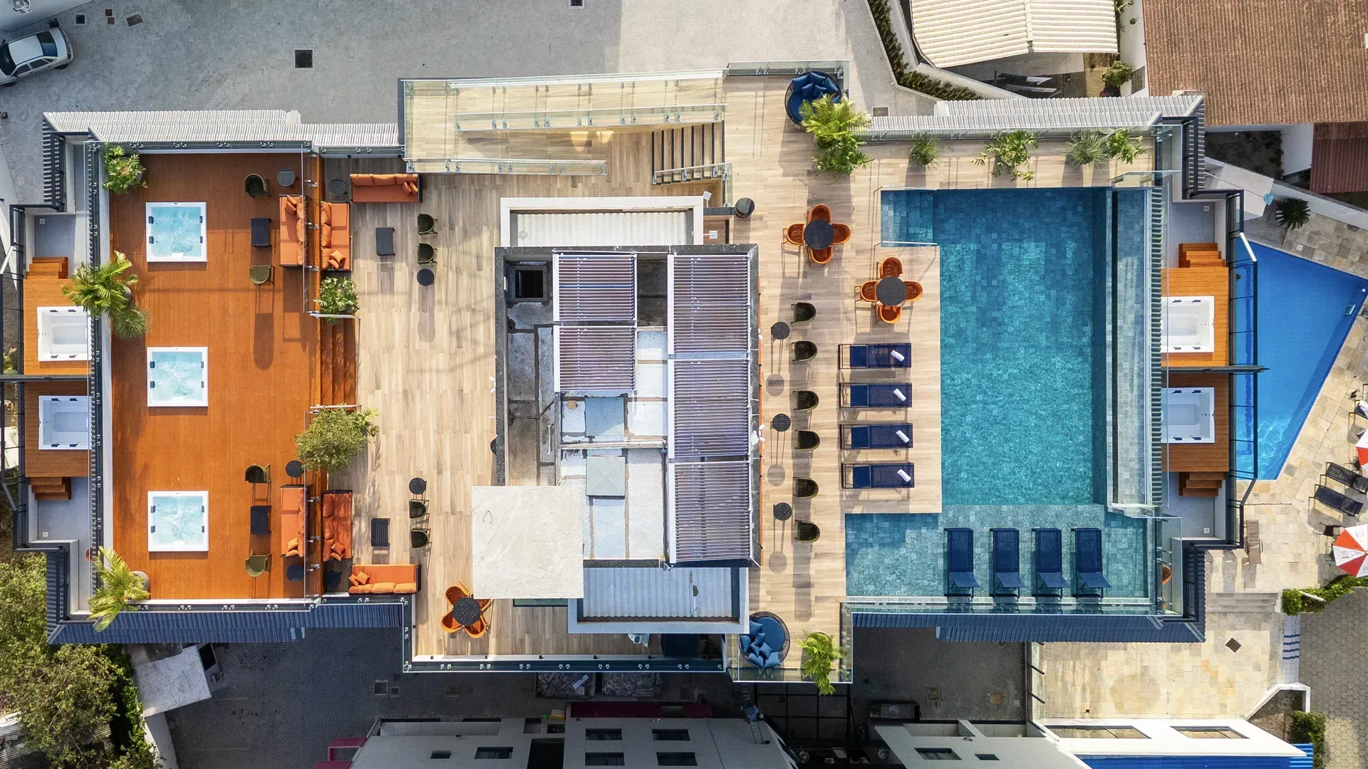 Uma vista aérea de um edifício com uma piscina no telhado.