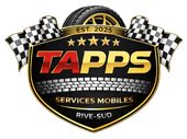 Logo de TAPPS Racing avec drapeaux &agrave; damier, &eacute;toiles et texte &laquo; Services Mobiles &raquo; et &laquo; Rive-Sud &raquo; sous &laquo; EST. 2025 &raquo;