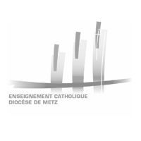 Logo gris de l’Enseignement catholique, diocèse de Metz, avec croix stylisées sur fond blanc