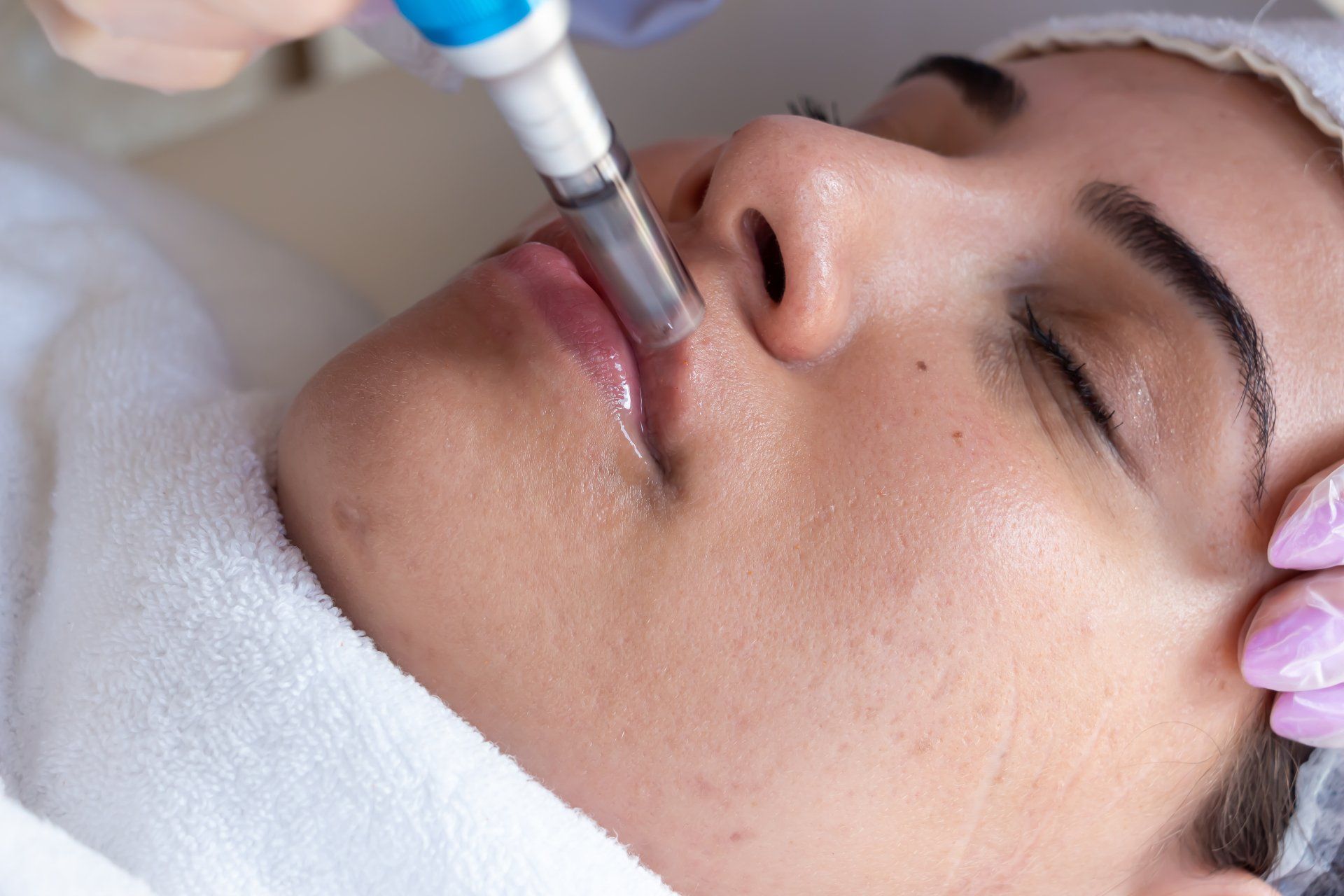 Uma mulher está fazendo tratamento facial em um salão de beleza.
