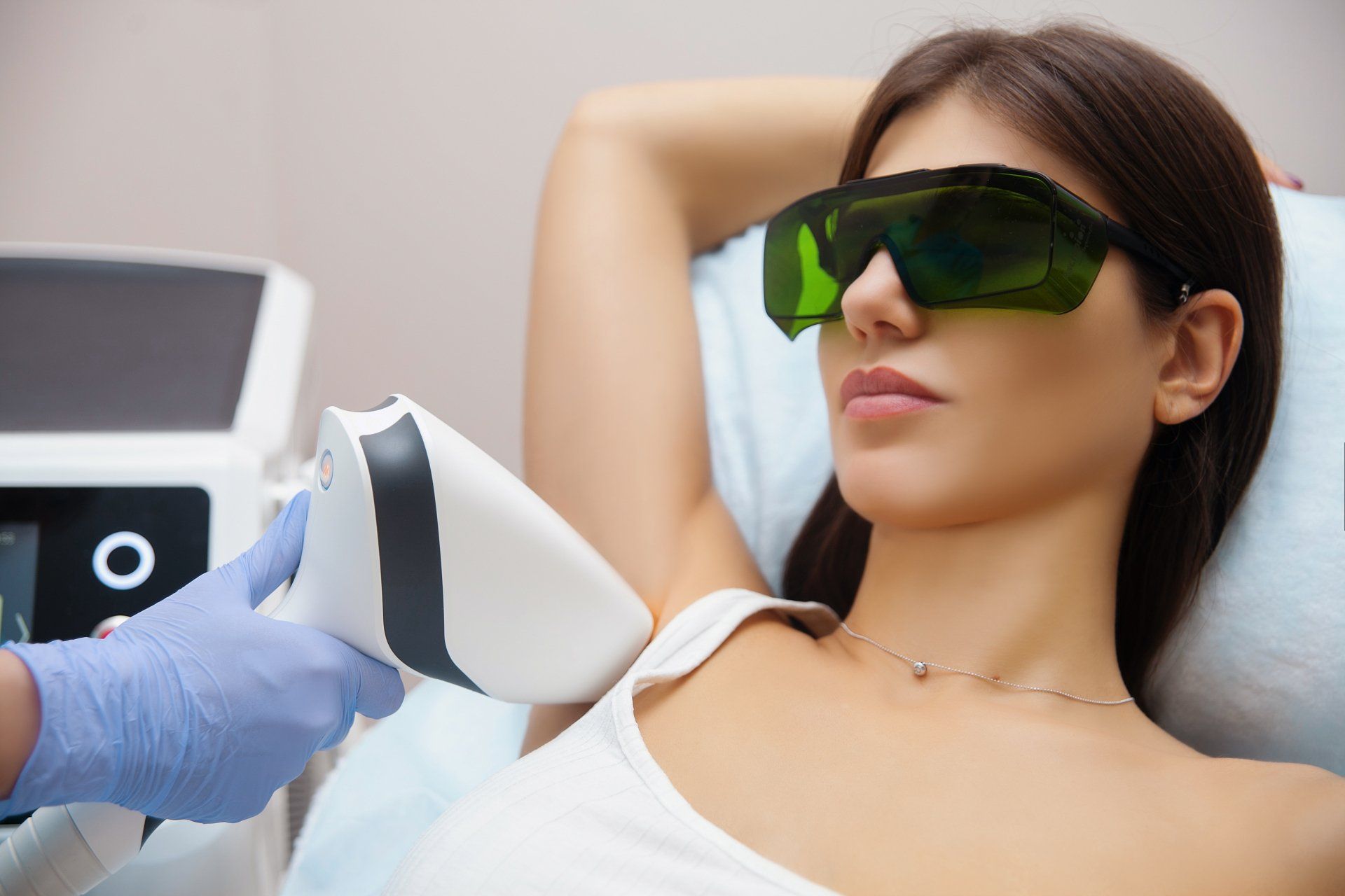Uma mulher está fazendo um tratamento de depilação a laser na axila.