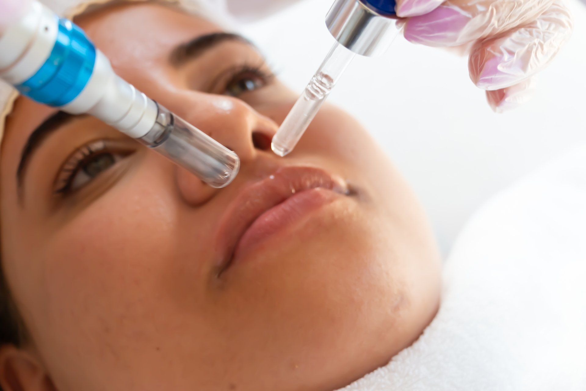 Uma mulher está fazendo tratamento facial em um salão de beleza.