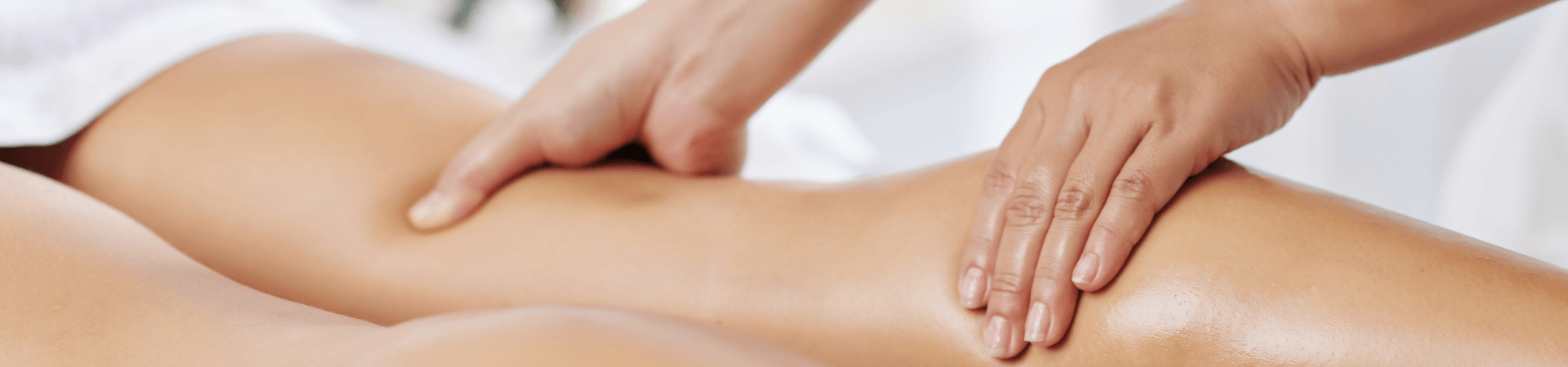 Uma mulher está recebendo uma massagem nas costas em um spa.
