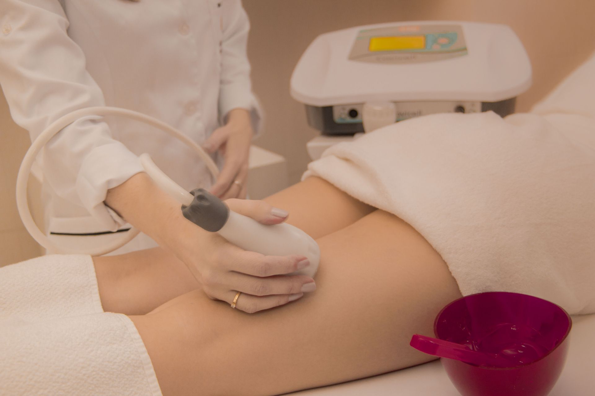 Uma mulher está recebendo uma massagem em um spa.