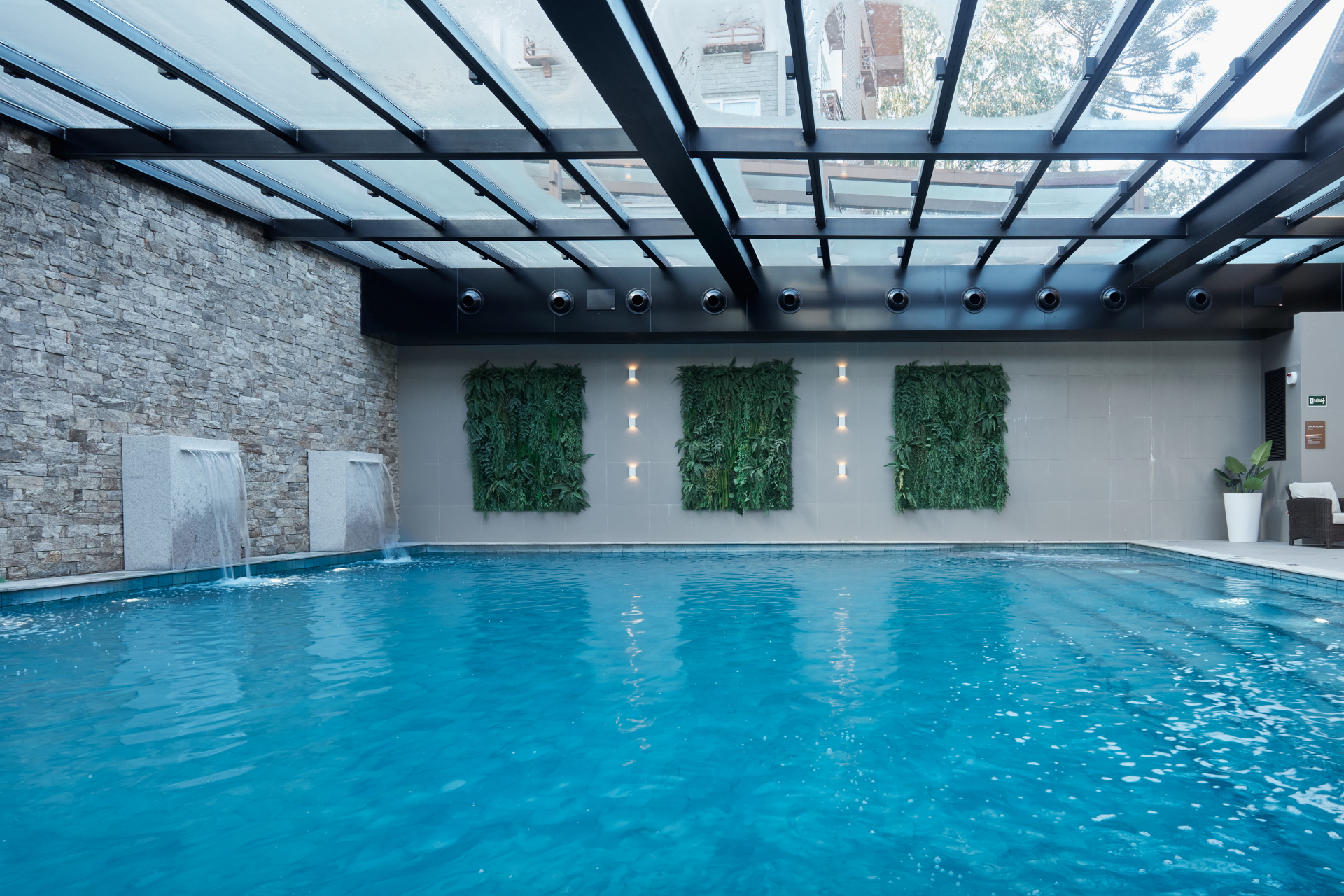 Uma grande piscina coberta com telhado de vidro