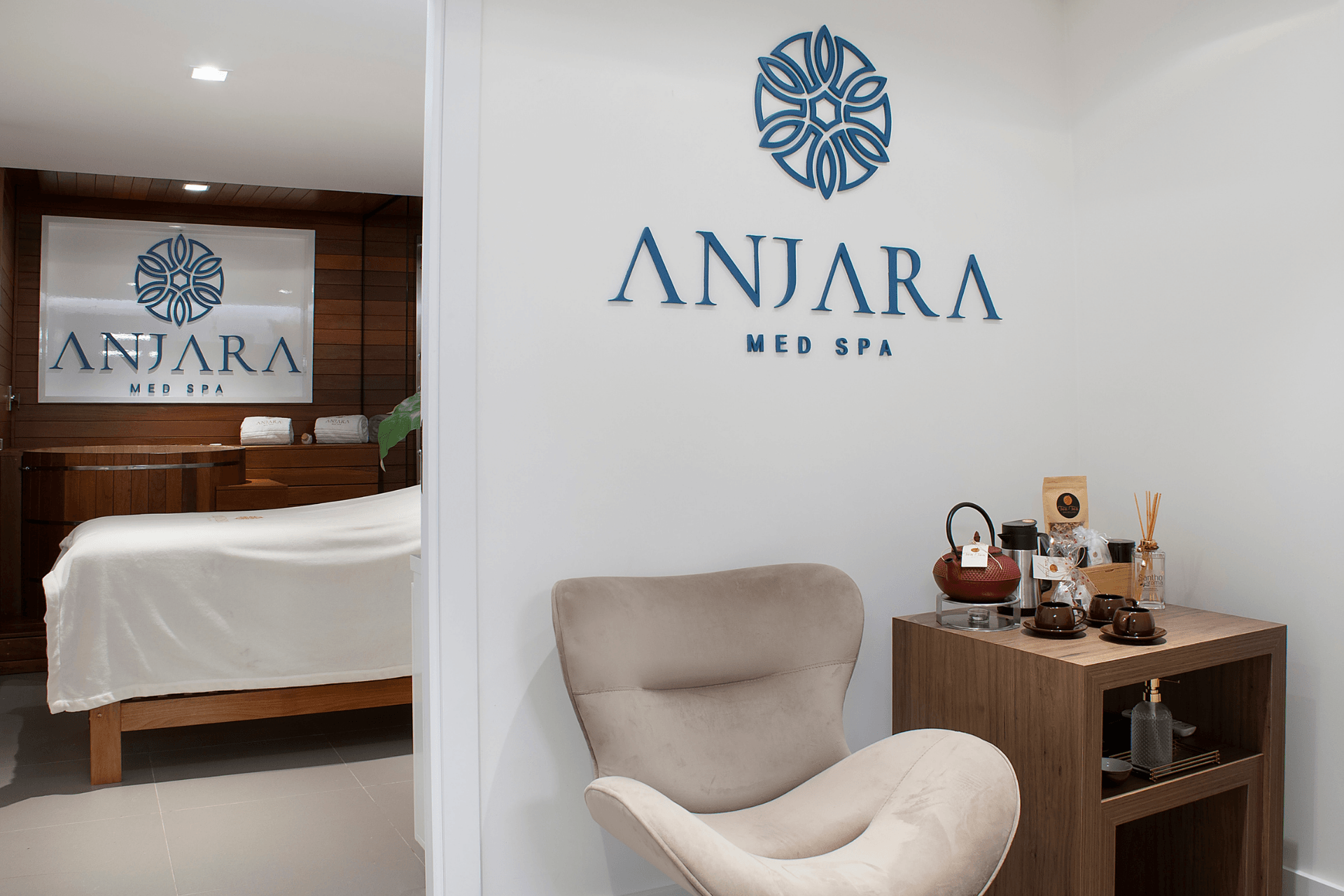 Um quarto com uma cadeira e uma placa que diz antara med spa