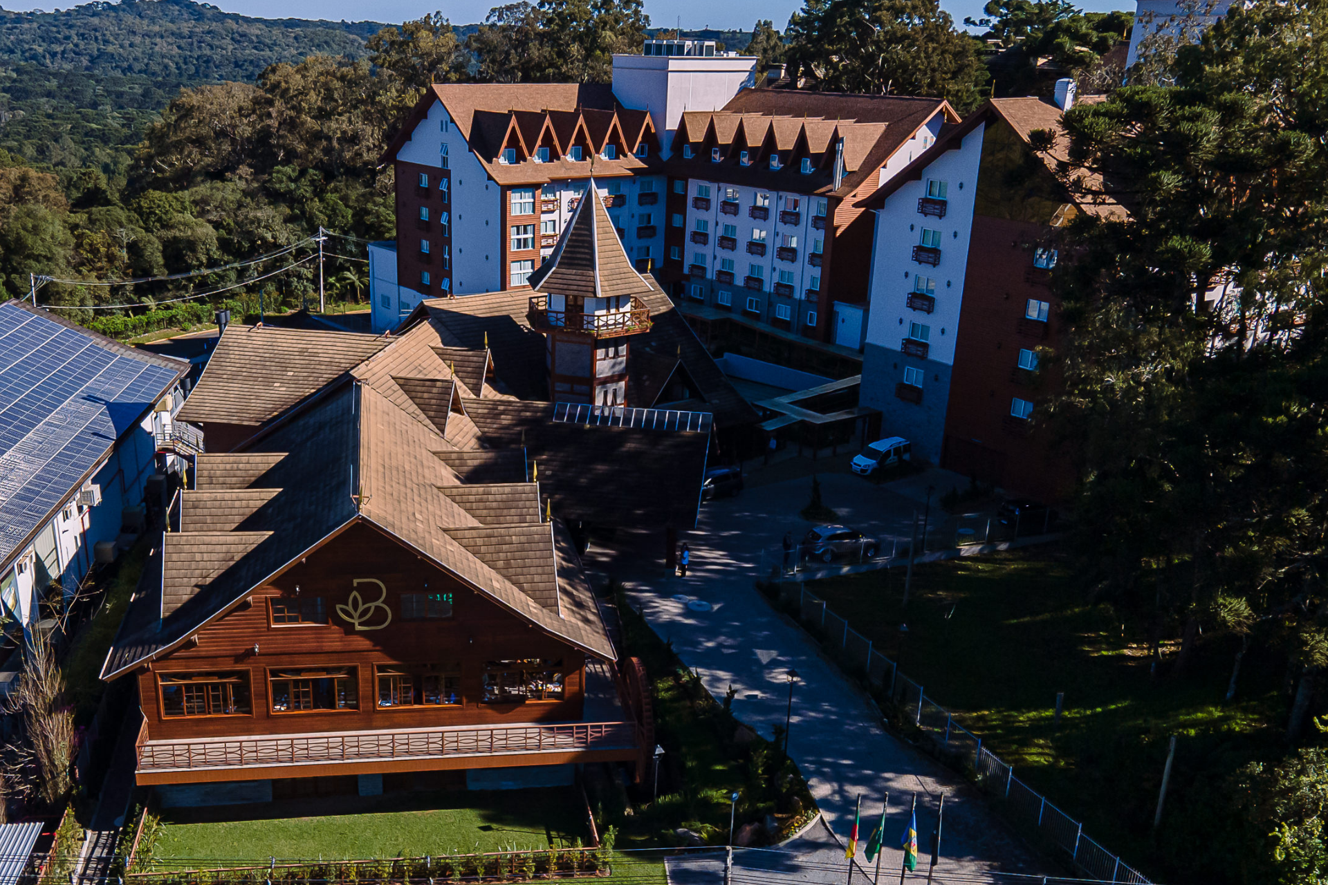 Uma vista aérea de um hotel cercado por árvores
