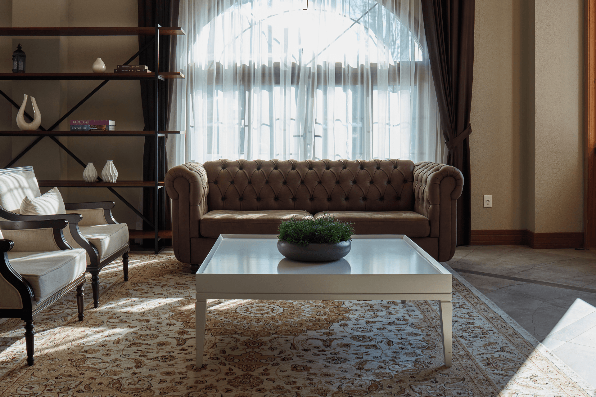Uma sala de estar com sofá, cadeiras e mesa de centro.